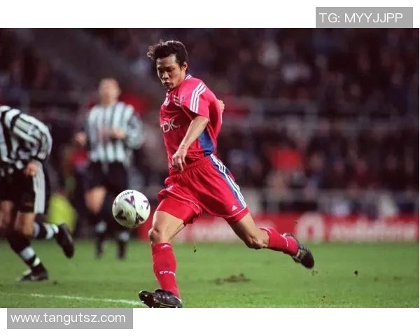 足球明星与媒体记者亲密合影展现友好关系与职业合作精神